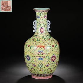 Chinese Qing Dynasty Jiaqing period pink enamel flower pattern two-ear long-necked vase
