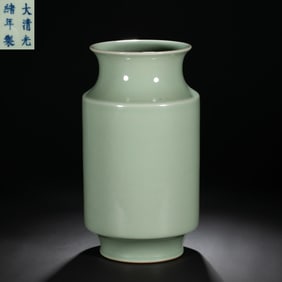 Chinese Qing Dynasty Guangxu period green glaze bottle