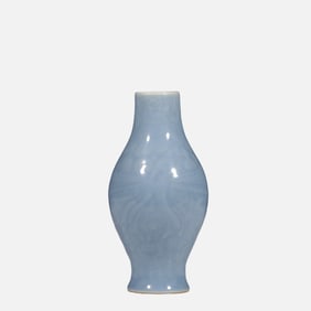 Chinese Qing Dynasty Qianlong period monochrome glaze bottle
