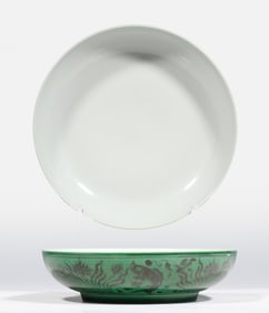 Chinese Ming Dynasty Chenghua period green glaze fish and algae pattern plate