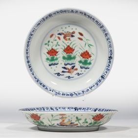Chinese Ming Xuande period multicolored plate with mandarin ducks playing in water