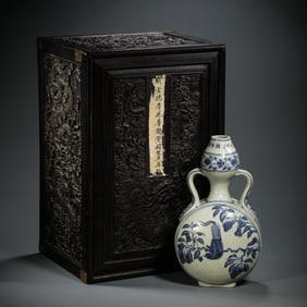 Ming Xuande blue and white magpie climbing plum double-handled flat vase