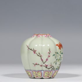 Qing Dynasty Qianlong period bean green glaze plum blossom melon ridge water pot