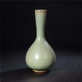 Longquan kiln powder green glaze gallbladder vase from the Song Dynasty