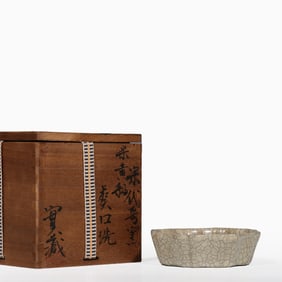 Beige glaze sunflower-shaped washbasin from the Ge kiln in the Song Dynasty