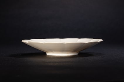 A Ding kiln flower-mouthed plate with official inscriptions from the Song Dynasty