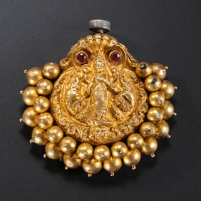 A PURE GOLD HAT ORNAMENT FROM WESTERN ASIA, 7TH CENTURY AD OR LATER