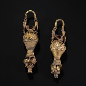 A PAIR OF GOLD AND PEARL EARRINGS FROM ANCIENT GREECE, 8TH CENTURY AD OR EARLIER