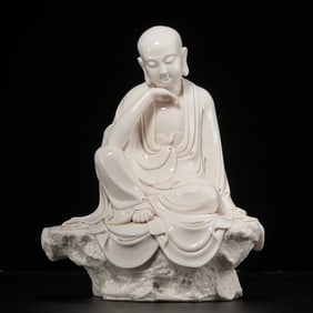 DEHUA WHITE PORCELAIN SEATED ARHAT, QING DYNASTY, CHINA