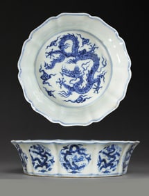 CHINESE MING DYNASTY BLUE AND WHITE DRAGON PATTERN DIAMOND RIBBON PLATE