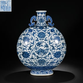 A CHINESE BLUE AND WHITE VASE WITH FLORAL PATTERNS, QIANLONG PERIOD, QING DYNASTY