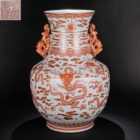 A CHINESE ALUM RED DRAGON-PATTERNED VASE FROM THE QIANLONG PERIOD OF THE QING DYNASTY