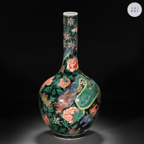 CHINESE QING DYNASTY KANGXI PERIOD BLACK-GROUND TRI-COLOR DRAGON PATTERN LONG-NECKED VASE