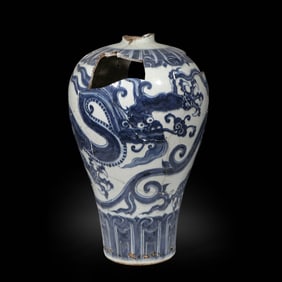 CHINESE YUAN DYNASTY BLUE AND WHITE DRAGON PATTERN PLUM VASE SPECIMEN