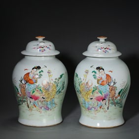 A PAIR OF CHINESE QING DYNASTY GENERALS' JARS WITH STORY DESIGNS