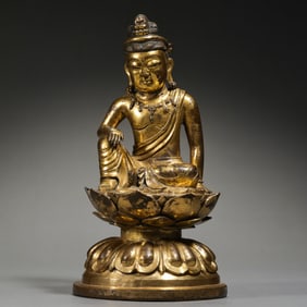 A CHINESE MING DYNASTY GILT BRONZE STATUE OF SEATED GUANYIN