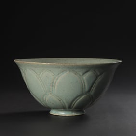 CHINESE SONG DYNASTY CELADON LOTUS-PETAL BOWL