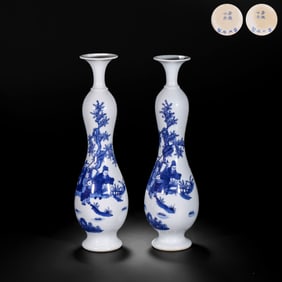 A PAIR OF MANCHURIAN VASES FROM THE EARLY 20TH CENTURY