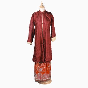 A SET OF CHINESE CLOAK AND EMBROIDERED HORSE-FACED SKIRT FROM THE EARLY 20TH CENTURY