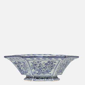 CHINESE MING DYNASTY BLUE AND WHITE FLOWER PATTERN HEXAGONAL BASIN