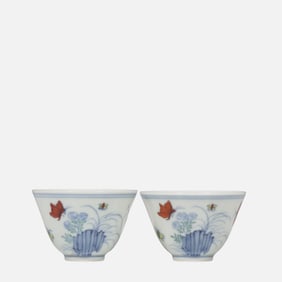 A PAIR OF CHINESE MING DYNASTY CHENGHUA PERIOD DOUCAI FLOWER AND BUTTERFLY PATTERN CUPS