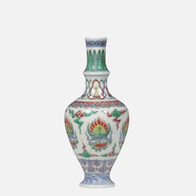 CHINESE MING DYNASTY CHENGHUA PERIOD DOUCAI LONG-NECKED VASE