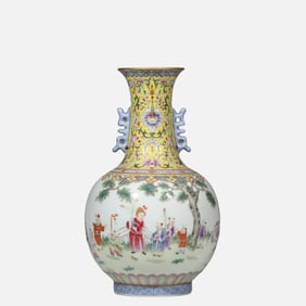 CHINESE QING DYNASTY QIANLONG PERIOD FAMILLE ROSE LONG-NECKED VASE WITH BABY PLAY PATTERNS AND