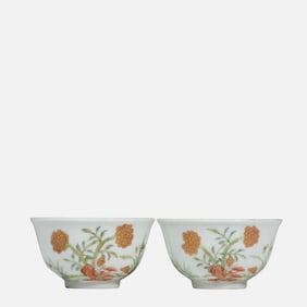 A PAIR OF CHINESE QING DYNASTY BOWLS WITH FLORAL DESIGNS