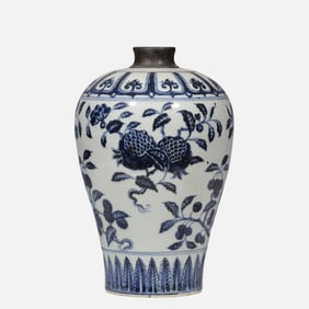 CHINESE YUAN DYNASTY BLUE AND WHITE PLUM VASE
