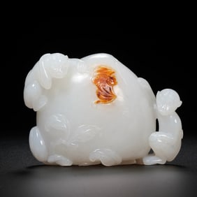CHINESE QING DYNASTY HETIAN WHITE JADE CARVING OF TWIN MONKEYS AND LONGEVITY PEACHES