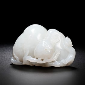 A CHINESE QING DYNASTY HETIAN WHITE JADE DOUBLE LONGEVITY PEACH ORNAMENT