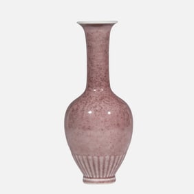 CHINESE QING DYNASTY KANGXI PERIOD COWPEA RED GLAZE LONG-NECKED VASE