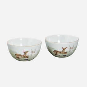 A PAIR OF CHINESE QING DYNASTY QIANLONG PERIOD FAMILLE ROSE CUPS WITH DEER MOTIFS