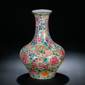 CHINESE QING DYNASTY JIAQING PERIOD FAMILLE ROSE LONG-NECKED VASE WITH FLORAL PATTERNS