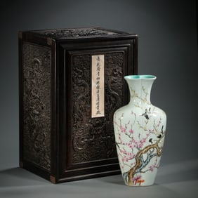 CHINESE QING DYNASTY QIANLONG PERIOD FAMILLE ROSE VASE WITH JOYFUL EYEBROWS
