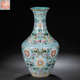CHINESE QING DYNASTY QIANLONG PERIOD FAMILLE ROSE LONG-NECKED VASE WITH FLORAL PATTERNS