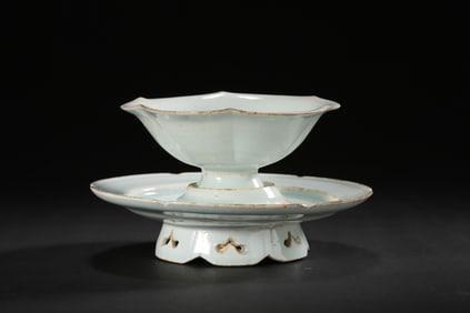 CHINESE SOUTHERN SONG DYNASTY HUTIAN KILN CELADON FLOWER MOUTH CUP HOLDER