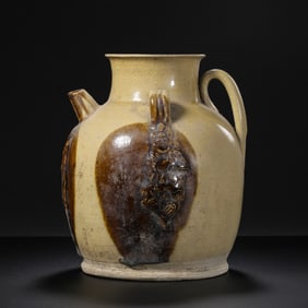 A CHINESE TANG DYNASTY CHANGSHA KILN DOT-COLORED DOUBLE-HANDLED TEACUP
