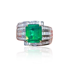 CGRL 18KGOLD DIAMOND AND EMERALD GEMSTONE RING