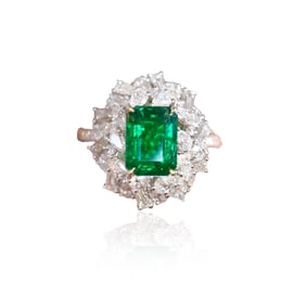 CGRL 18KGOLD DIAMOND AND EMERALD GEMSTONE RING