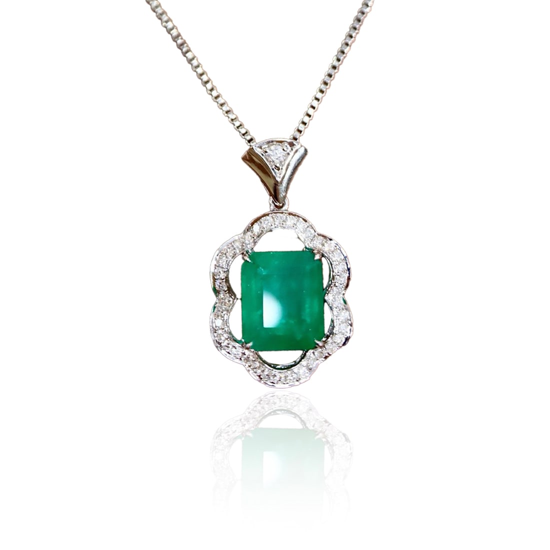 CGRL 18KGOLD DIAMOND AND EMERALD NECKLACE (1 of 2)