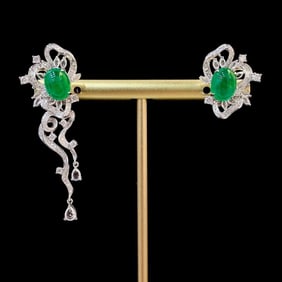 A PAIR18KGOLD DIAMOND INLAID NATURAL EMERALD EARRINGS