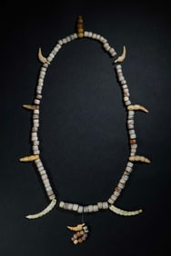 A necklace made of jade and agate, dating from the 2nd century BC or earlier.
