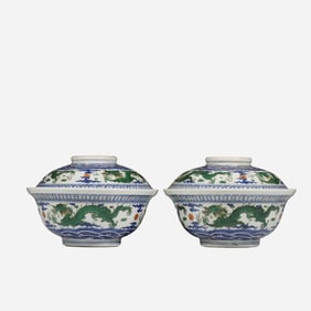 A pair of Chinese Qing Dynasty covered bowls with sea dragon design, dating from the 18th to 19th