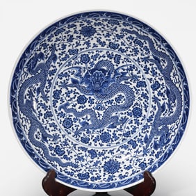 A large blue-and-white porcelain plate with dragon design from the 18th century Qing Dynasty,