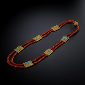 A pure gold necklace inlaid with turquoise and agate from the Tang Dynasty in China, dating from the