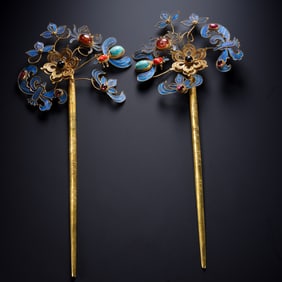 A pair of pure gold hairpins inlaid with kingfisher feathers and gemstones from the Qing Dynasty,