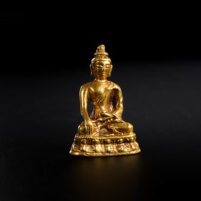 pure gold seated Shakyamuni Buddha statue from the Tang Dynasty in China, dating from the 6th-7th