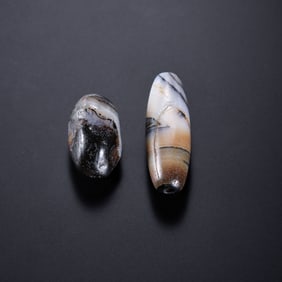 A RARE PAIR OF HIMALAYAN BLACK AND WHITE BANDED AGATE BEADS (SULEMANI)HIMALAYAN REGION, ANCIENT TO