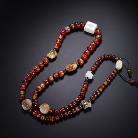 A RARE COMPOSITE NECKLACE OF RED AGATE AND NEPHRITE JADECOMPRISING WESTERN ZHOU TO WARRING STATES